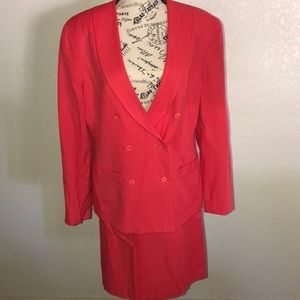 Skirt suit